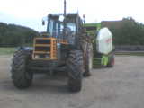 un bo renault avec la presse claas